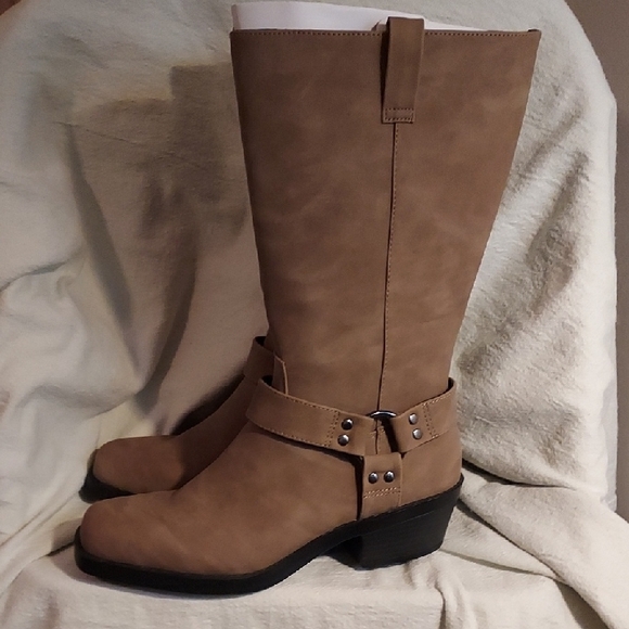 Time and Tru Tan Heeled Boots with Timeless Style - Picture 5 of 8